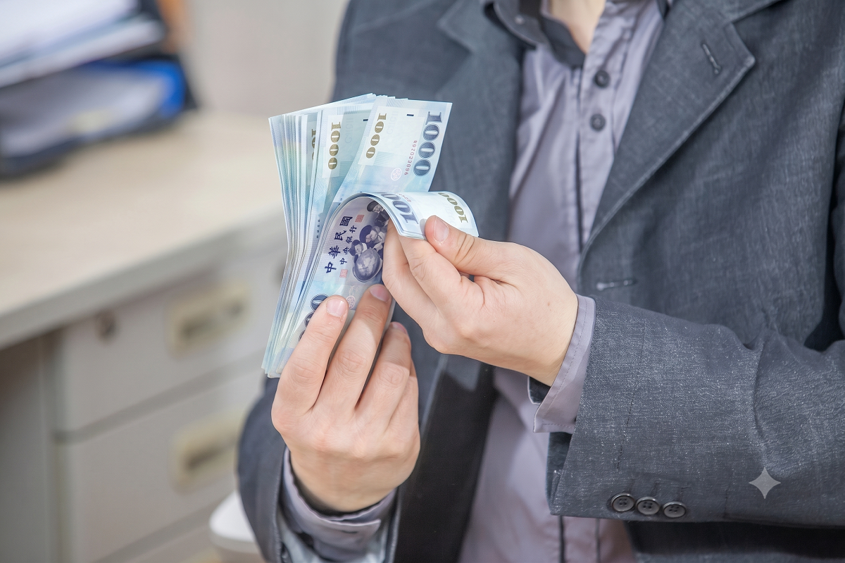 證件借款清點現金,注意預扣費用與高利陷阱